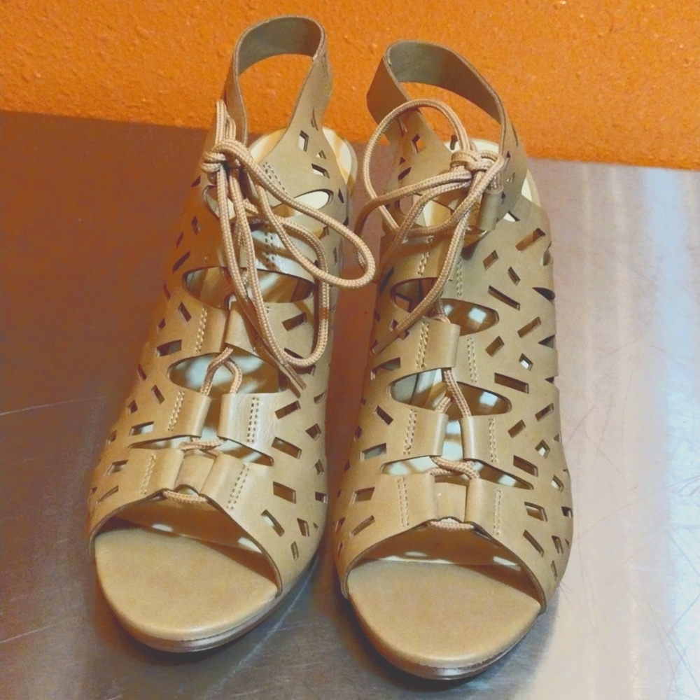 Amelia Grace tie up tan 4 inch heel 9m